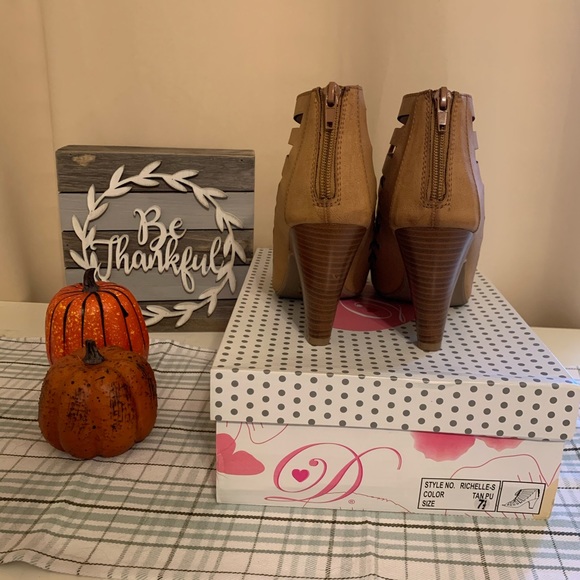 Tan lace-up wedges - Picture 3 of 5